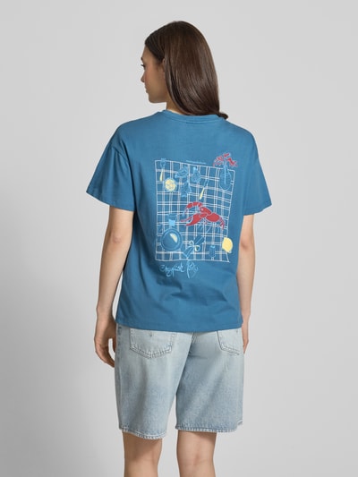 Frauenmodel trägt Relaxed Fit T-Shirt aus reiner Baumwolle - Special Drop von Marc O'Polo Denim, Optik: Unifarben, Applikation: Rücken-Print, Label-Print, Rundhals, Ärmelform: Kurzarm, Material: Reine Baumwolle, Ganzkörperansicht Rückansicht.