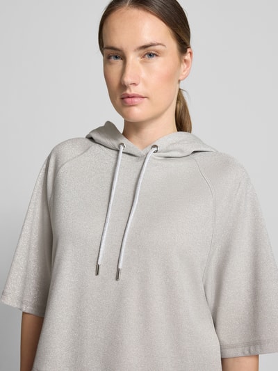 Frauenmodel trägt Hoodie mit Viskose-Anteil im halbärmeligen-Design von Smith and Soul, hellgrau schimmernder Material-Mix, Nahaufnahme Oberkörper.