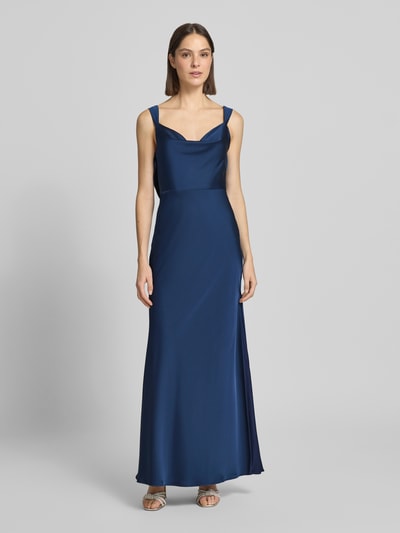 Modelka nosi Slim Fit Abendkleid aus Satin od Laona w kolorze granatowym, bez rękawów, zamknięcie na zamek, długość pleców w rozmiarze 36: 125 cm, szerokość w rozmiarze 36: 30 cm, gładka tekstura, całkowity widok z przodu.