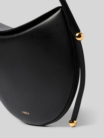 Produktfoto, schwarze Shoulder Bag mit Logo-Print Modell 'Moonstone' von FURLA, glatte Oberfläche, goldene Details, Hauptfach mit Magnetverschluss, verstellbarer Schulterriemen, Maße ca. 31 cm Breite, 20 cm Länge, 3 cm Tiefe, Schulterriemen ca. 57 cm, Damen Accessoire.