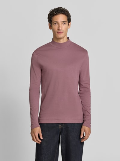 Männermodel trägt Regular Fit Longsleeve aus reiner Baumwolle mit Stehkragen von Christian Berg Men, dezentes Altrosa, glatte Textur, Ganzkörperansicht von vorne. Rückenlänge bei Größe M: 65 cm, elastische Abschlüsse.