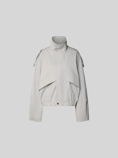 Produktfoto, Jacke mit Stehkragen von black palms aus Baumwolle-Elasthan-Mix in Weiß, Relaxed-Fit, seitliche Eingrifftaschen, durchgehender Reißverschluss, Rückenlänge 60 cm, Brustweite 70 cm, Ärmellänge 69 cm, glatte Textur.
