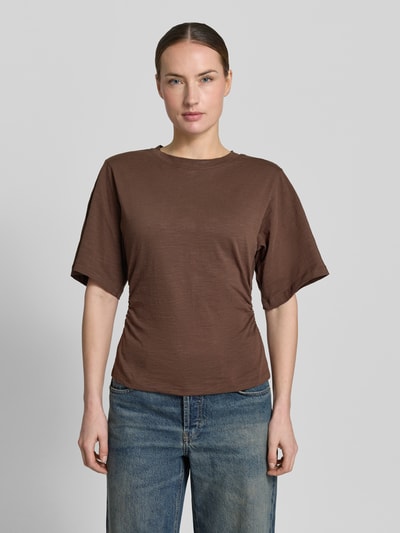 Vrouwenmodel draagt T-Shirt met 1/2-Arm und Raffungen van Jake*s Casual, bruin, katoen, aansluitende fit, ronde hals, vooraanzicht busteshot.