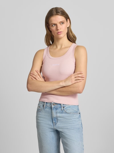 Modelka kobieca nosi różowe Tanktop mit Logo-Print Modell 'Cesis' od Pegador z bawełnianego dżerseju z elastanem, przód całej sylwetki