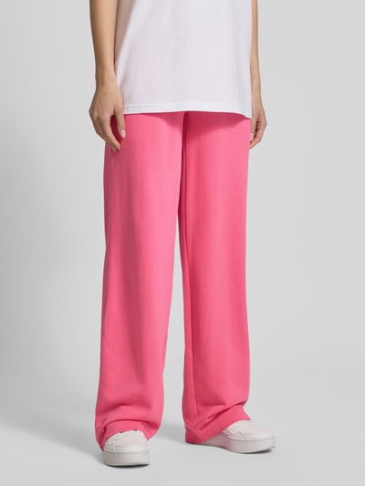 Frauenmodel trägt Straight Fit Sweatpants mit Tunnelzug von REVIEW in Pink aus Baumwoll-Mix, elastischer Bund, Ganzkörperansicht von vorne.