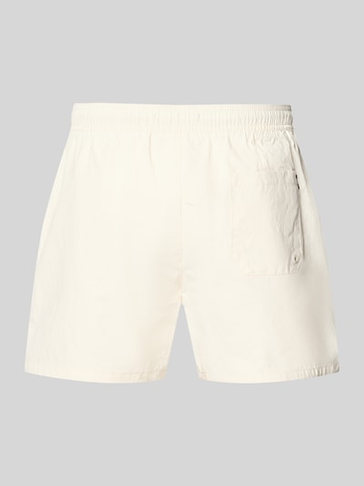 Produktfoto, Regular Fit Badehose mit Logo Stitching von Tommy Hilfiger in Optik: Unifarben, mit Bundabschluss: Tunnelzug und seitlichen Eingrifftaschen vorne, aufgesetzte Tasche hinten, glatte Textur.