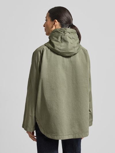 Vrouwenmodel draagt Regular Fit Jack uit puur katoen van Marc O'Polo, look: effen, lange mouw, capuchon met tunnelkoord, afgeronde rompzoom, zij-pattzakken, sluiting met drukknopen en verdekte ritssluiting, kleur: olijfgroen, Ganzkörperansicht Rückansicht.