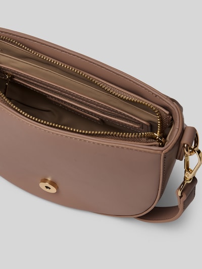 VALENTINO BAGS Umhängetasche mit Strukturmuster Modell 'FALAK' Taupe 4