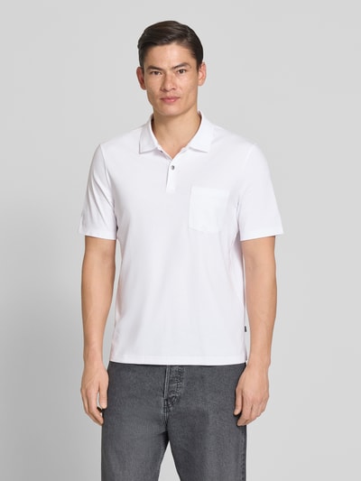 Männermodel draagt Regular Fit Poloshirt met borstzak van MAERZ Muenchen, puur katoen, knoopsluiting, ruglengte maat 50: 71 cm, Ganzkörperansicht von vorne.