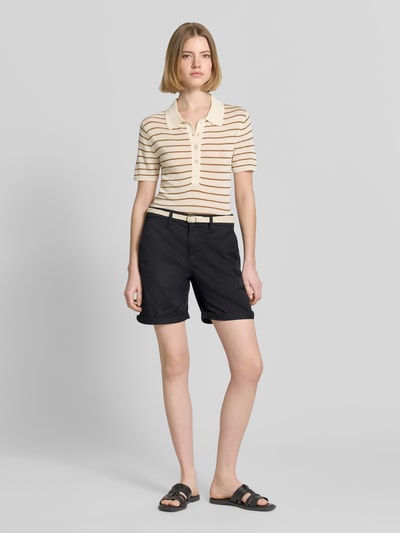 Frauenmodel trägt schwarze Regular Fit Bermudas aus Baumwoll-Mix von s.Oliver RED LABEL, Twillstruktur, Gürtelschlaufen, Ganzkörperansicht von vorne.