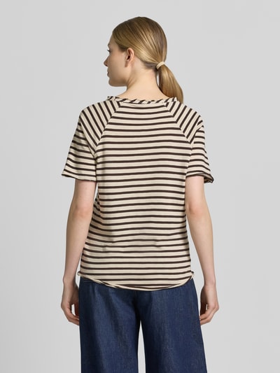 Frauenmodel trägt Regular Fit T-Shirt mit Rundhalsausschnitt von Smith and Soul aus reine Baumwolle mit Rollsaum, Rückenlänge 55 cm, braun-beige gestreift, Ganzkörperansicht Rückansicht.