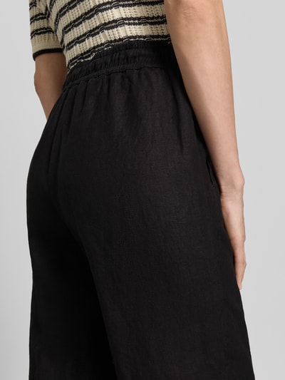 Frauenmodel trägt Regular Fit Weite Hose aus reinem Leinen Modell 'FARINA' von Brax, Optik: Unifarben, Material: Leinen, Nahaufnahme Rückansicht.