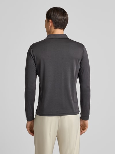 Männermodel trägt Poloshirt mit Brusttasche von Lerros aus Baumwoll-Mix in Dunkelgrau, Regular-Fit, Rückansicht, Ganzkörperansicht.