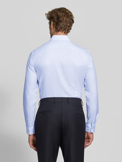 Männermodel trägt Slim Fit Businesshemd aus reiner Baumwolle von Jake*s in Hellblau, glatte Struktur, Ganzkörperansicht Rückansicht.