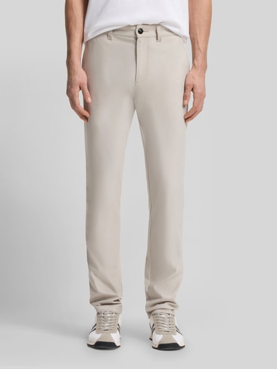 Männermodel trägt Slim Fit Chino aus Baumwoll-Mix mit Leinen und Viskose-Anteil von BOSS Orange, helle Farbe, Ganzkörperansicht von vorne. Denim-Optik, Passform Slim-Fit, Mid Waist Bundhöhe, Label-Patch und Label-Applikation, Verschluss mit Knopf und verdecktem Reißverschluss, seitliche Eingrifftaschen und Gesäßtaschen, Materialverarbeitung Twill.