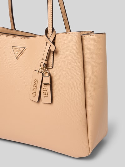 Produktfoto, Tote Bag in Leder-Optik Modell 'Noelle' von GUESS in Beige mit Logo-Detail, geteiltem Hauptfach, schmalen Schulterriemen, feine strukturierte Oberfläche