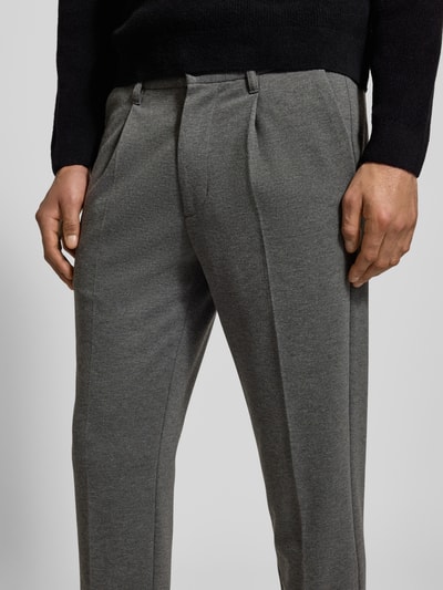 Männermodel trägt Regular Fit Bundfaltenhose mit Viskose-Anteil von Marc O'Polo Denim, Optik: Unifarben, Nahaufnahme Oberkörper.