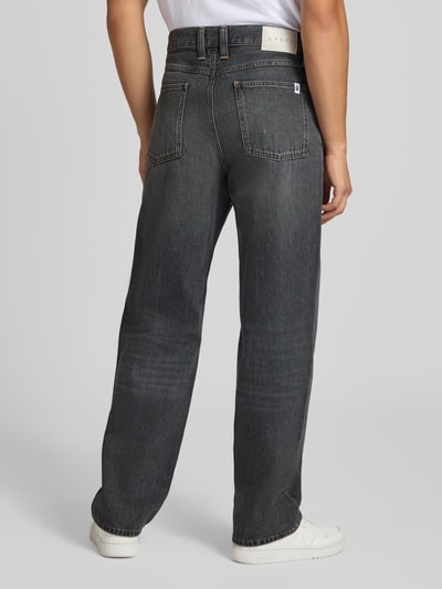 Männermodel trägt Straight Fit Jeans aus reiner Baumwolle Modell 'TYRELL' von Edwin in dunklem Grau, 5-Pocket, Ganzkörperansicht Rückansicht.