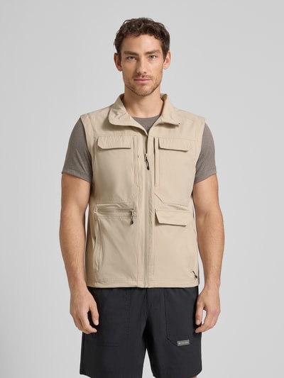 Männermodel trägt Regular Fit Weste mit aufgesetzten Taschen Modell 'Bergheim' von Icepeak in Beige, Stehkragen, Reißverschluss, Eingrifftaschen, Ganzkörperansicht von vorne. Rückenlänge 67 cm, Schulterbreite 43 cm, Brustweite 57 cm bei Größe 50.