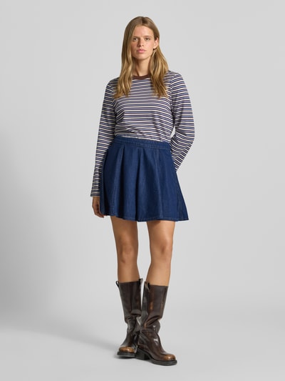 Vrouwenmodel draagt Ausgestellter Mini-Rock aus Baumwoll-Lyocell-Mix van Marc O'Polo, Dames mini-rok, blauw, A-lijn, zachte textuur, Ganzkörperansicht van voren.