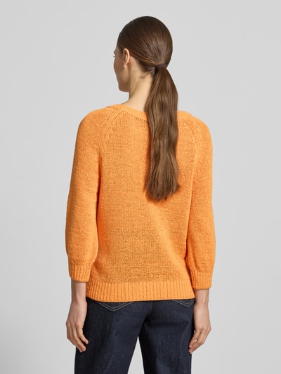 Frauenmodel trägt Pullover mit Rundhalsausschnitt von monari in Orange, Baumwoll-Mix, Gerader-Schnitt, Gerippte-Abschlüsse, Ganzkörperansicht Rückansicht. Rückenlänge Größe 36: 55 cm, Ärmellänge: 50 cm.