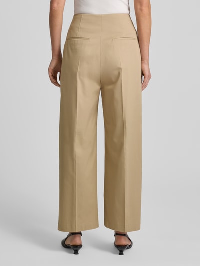Frauenmodel trägt Straight Leg Bundfaltenhose aus Baumwoll-Mix Modell 'TULOTTA' von BOSS, Optik: Unifarben, Passform: Wide Leg, High-Waist, Label-Stitching-Applikation, Bügelfalten, Schiebehaken und verdeckter Reißverschluss, seitliche Eingrifftaschen, angedeutete Gesäßtaschen, Material: Baumwoll-Mix, beige, glatte Textur, Ganzkörperansicht Rückansicht.