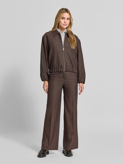 Frauenmodel trägt Regular Fit Blazer mit Reißverschluss von MORE & MORE, braune Farbe, Umlegekragen, Eingrifftaschen, Mix mit Viskose-Anteil, Ganzkörperansicht von vorne.