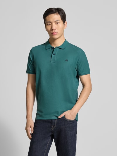 Männermodel trägt Poloshirt mit Logo-Stitching Modell 'PERFORMANCE' von Lerros in Grün, Baumwoll-Mix, Regular Fit, Ganzkörperansicht von vorne.