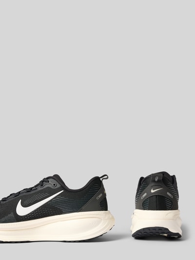 Produktfoto, Sneaker mit Logo-Print Modell 'VOMERO 18' von Nike, schwarze Struktur mit weißem Logo und heller Sohle, Herren Sneaker von Nike
