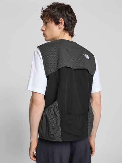 Männermodel trägt Regular Fit Weste mit Logo-Stitching von The North Face, schwarz-grauer Material-Mix, Rückenansicht, Ganzkörperansicht Rückansicht.