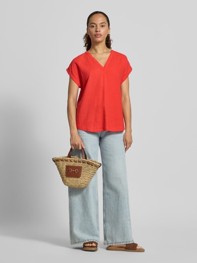 Frauenmodel trägt Blusenshirt aus Leinen-Viskose-Mix Modell 'INA' von Soyaconcept in Rot, gerader Schnitt, V-Ausschnitt, Ganzkörperansicht von vorne.