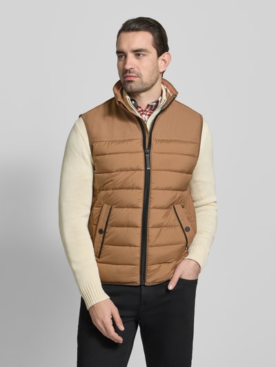 Männermodel trägt Regular Fit Steppweste aus wasserdichtem Material von Tom Tailor, Optik: Unifarben, Stehkragen, Reißverschluss, Ganzkörperansicht von vorne
