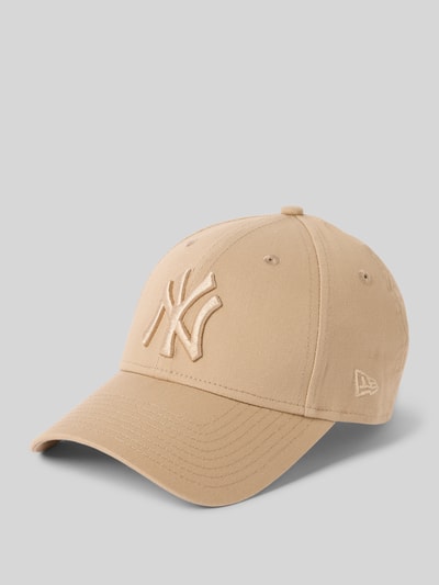 Produktfoto, Basecap mit Label-Detail von New Era, beżowa bawełna, wzmocniony daszek, haftowane logo, regulowane zapięcie, otwory wentylacyjne.