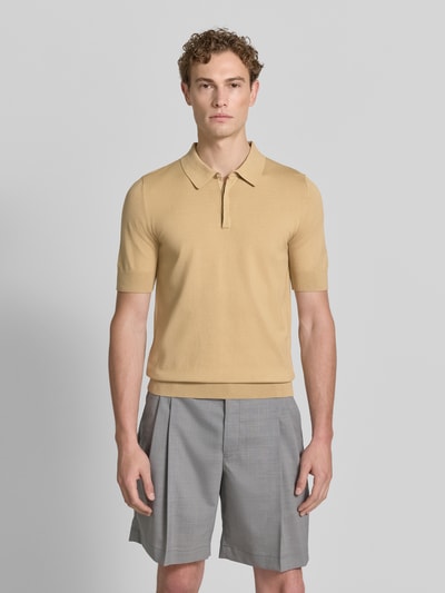 Männermodel trägt sandfarbenes Regular-Fit Poloshirt aus Viskose-Mix Modell 'SAN PETER' von HUGO, Herren, Ganzkörperansicht von vorne.