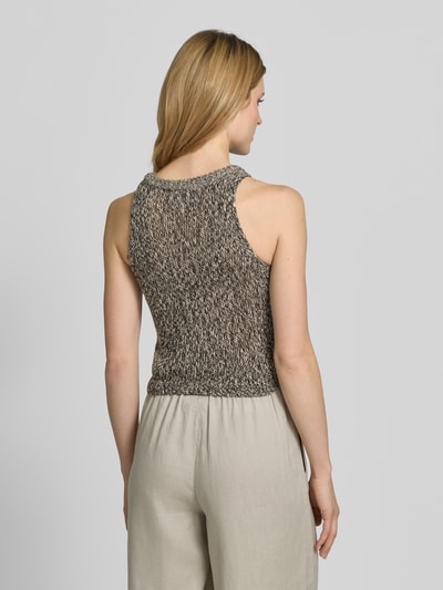 Frauenmodel trägt top z dzianiny z mieszanki bawełny, dopasowany krój, okrągły dekolt, gruby ścieg, Style Icon Collection, długość tyłu w rozmiarze S: 51 cm, zdjęcie całej sylwetki z tyłu.