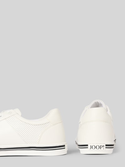 Produktfoto, Sneaker mit Prägung Modell 'misto ice' von JOOP! SHOES in Weiß, abgerundete Form, Lochmuster, strukturierte Sohle, Label-Detail.