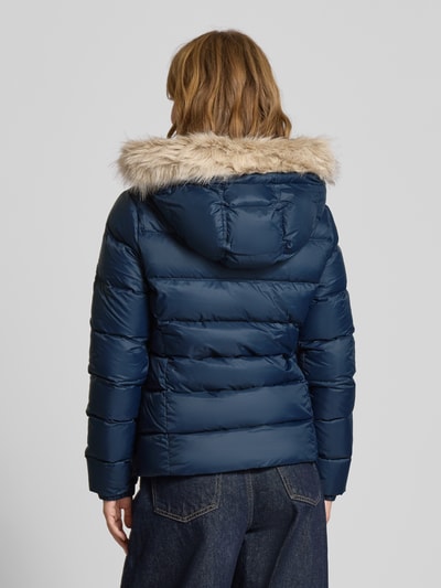 Tommy Jeans Shaped fit donsjack met logostitching  Marineblauw - 5