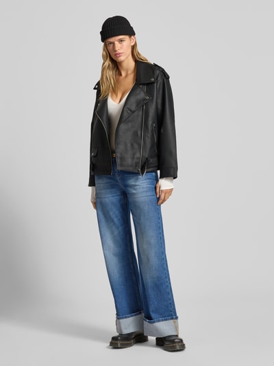 Kobiece modelka nosi Bikerjacke in Leder-Optik Modell 'PAULINA' od Noisy May, kolor czarny, oversized, pasek, przód na suwak, kieszenie, pełne ujęcie z przodu