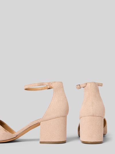 Produktfoto, Pumps in Leder-Optik mit Schnallenverschluss von BIANCO, Beige mit glatter Sohle, Absatzhöhe 7 cm, Schafthöhe 9 cm, Schaftweite 3 cm, spitze Passform, samtige Textur.