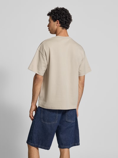 Männermodel trägt Herren T-Shirt mit Rundhalsausschnitt Modell 'BARRON' von Jack & Jones, Baumwoll-Mix, Relaxed-Fit, Rückenlänge 73 cm, Ganzkörperansicht Rückansicht.