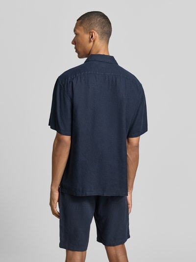 Männermodel trägt Regular Fit Leinenhemd mit Reverskragen von MCNEAL in Dunkelblau, reine Leinen, Kurzärmelig, Rückenlänge 71 cm, Ganzkörperansicht Rückansicht.
