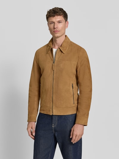 Mannenmodel draagt Lederjacke aus Schafsnubuk mit Reißverschluss Modell 'TRIVEN' van MAURITIUS in regular fit met platte kraag, ritssluiting, ritszakken, in lichtbruine kleur, textuur van nubuck van schapenleer. Ganzkörperansicht van voren.
