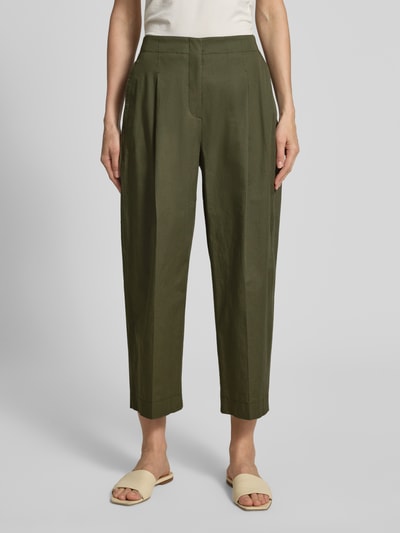 Frauenmodel trägt Caprihose mit Gesäßtasche von Luisa Cerano aus Baumwoll-Elasthan-Mix in Oliv, Relaxed Fit, Bügelfalten, Nahaufnahme Oberkörper