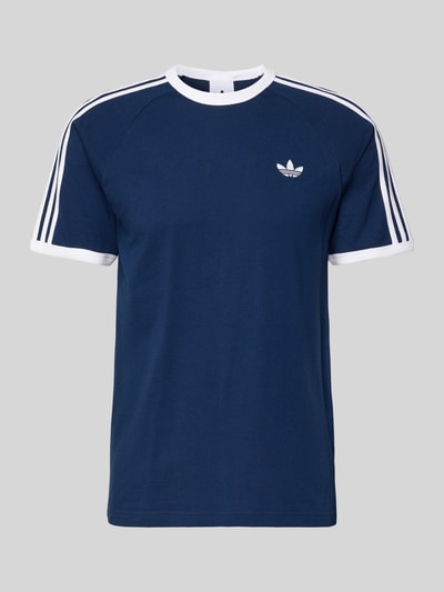 Produktfoto, T-Shirt mit Label-Stitching von adidas Originals in Dunkelblau mit weißen Details, Reine Baumwolle, Regular-Fit, Rundhalsausschnitt, Gerippte Abschlüsse, Rückenlänge bei Größe M 73 cm.