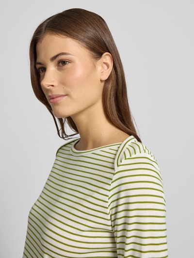Frauenmodel trägt Longsleeve mit 3/4-Ärmel von Windsor im Lyocell-Baumwoll-Mix mit grünen und weißen Streifen, Nahaufnahme Oberkörper.