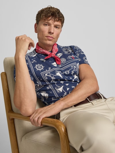 Männermodel trägt Slim Fit T-Shirt aus reiner Baumwolle Modell 'CO CN BANDANA PRINT' von Polo Ralph Lauren, blauer Bandana-Print, Herren T-Shirt, Nahaufnahme Oberkörper.