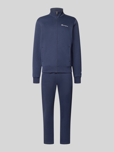 Produktfoto, Sweatanzug mit Label-Details von Champion, mieszanka bawełny, prosty krój, stójka, zamek błyskawiczny, detale z logo, wpuszczane kieszenie, elastyczny pas, szerokość w rozmiarze M: 76,42 cm, długość tyłu w rozmiarze M: 70 cm, szerokość ramion w rozmiarze M: 51 cm, długość rękawów w rozmiarze M: 69 cm, długość wewnętrzna nogawki w rozmiarze M: 76 cm, kolor granatowy, gładka faktura