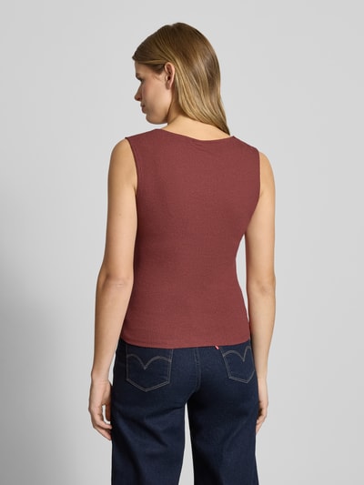 Kobiece modelka nosi Trägertop mit V-Ausschnitt und Spitze von Gina Tricot, mieszanka bawełny, dopasowany krój, efekt prążkowania, długość tyłu 53 cm, rozmiar S, widok całej sylwetki z tyłu.