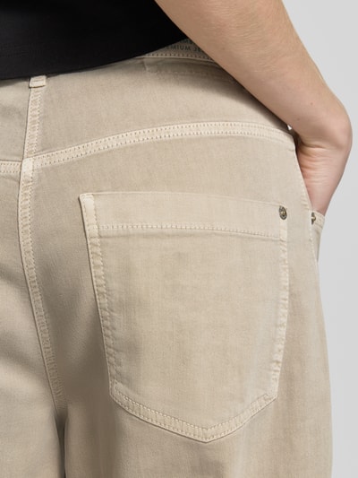Männermodel trägt Barrel Fit Jeans aus Baumwoll-Mix Modell 'OCEAN' von Cambio, efekt: jednolity kolor, krój: barrel fit, naszywka z logo, szlufki na pasek, zapięcie na guzik i ukryty zamek błyskawiczny, 5 kieszeni, wykończenie materiału: denim, materiał: mieszanka bawełny, detailaufnahme Rückansicht.
