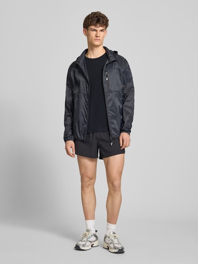 Männermodel trägt T-Shirt mit Strukturmuster Modell 'TELLER TEE' von Ellesse, dunkel, Regular Fit, Rundhalsausschnitt, Ganzkörperansicht von vorne.